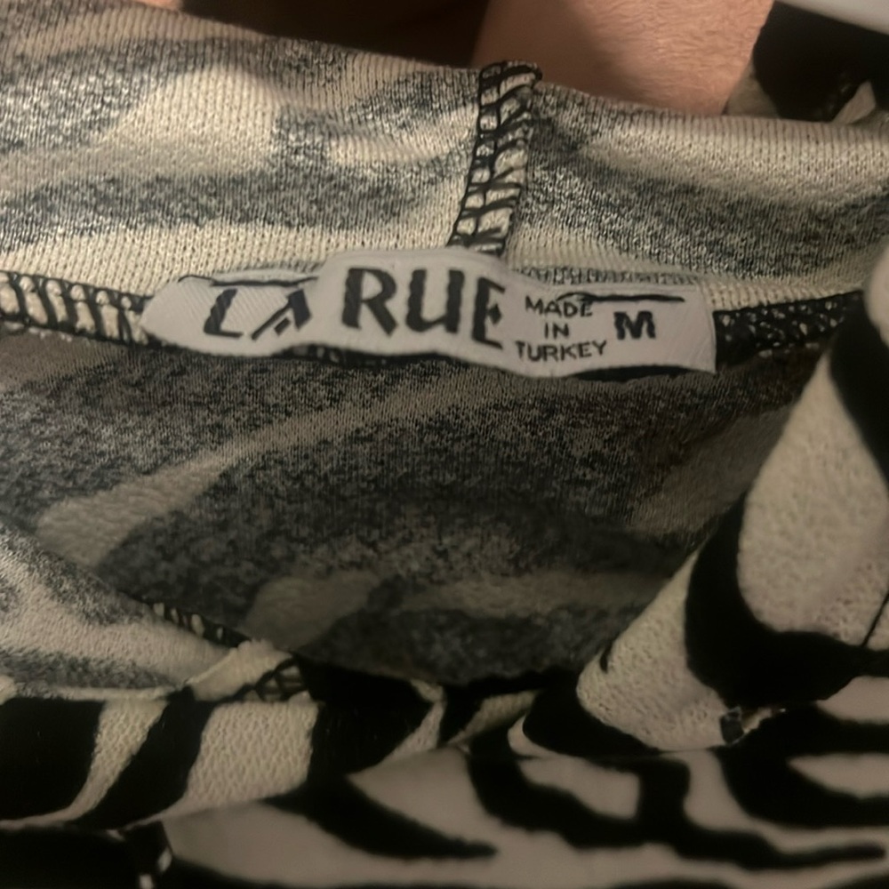 La rue size M zebra light sweater
